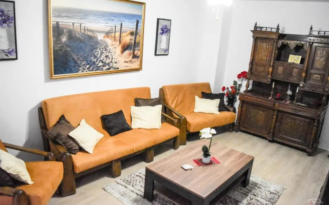 Spacious and cozy 3BD+Terrace Couples Apartment