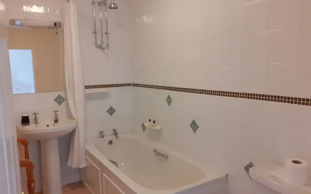 House - Sleeps 6 & Paid off Site Parking Available