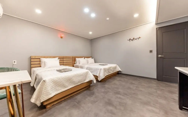 Mokpo Nine Self Check-in Hotel