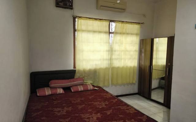OYO Life 93979 Gubeng Homestay Syariah
