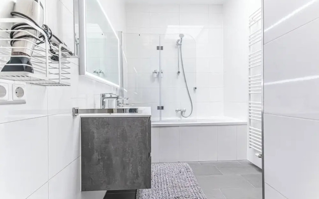 Luxury AC Balcony Apartment City Center