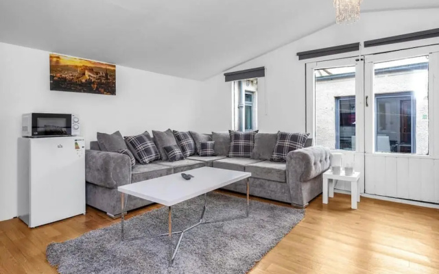 Private Near Royal Infirmary Hospital Airport Free Moet AND Parking Breakfast