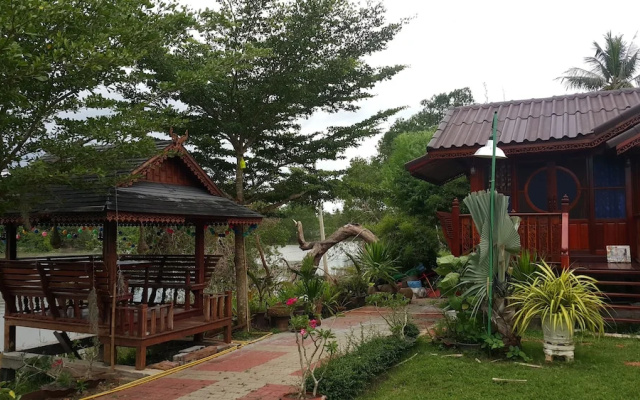 Ruenthai Rimnam Resort