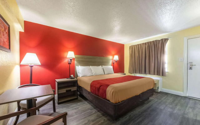 Econo Lodge San Marcos University Area