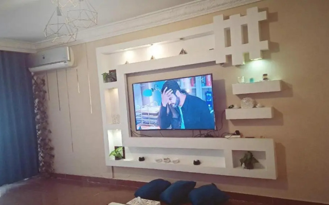 Lovely 3 bedroom condo with balcony families