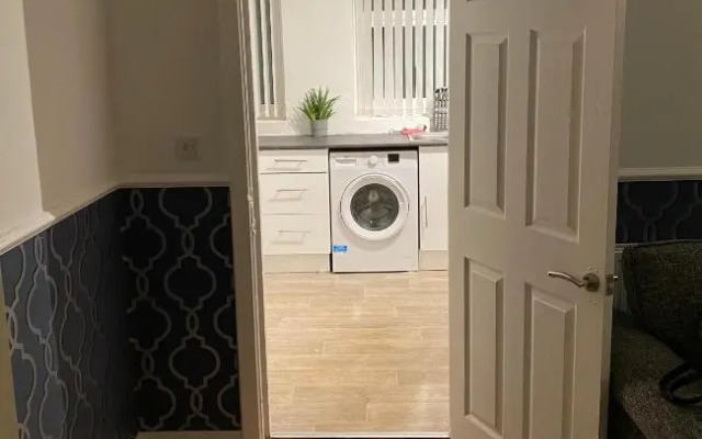 Cosy 3 Bedroom House, Free Parking & Wifi