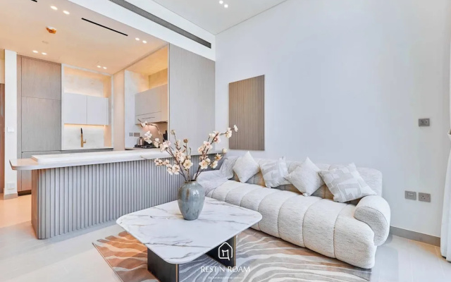 Upscale 1BR With Jacuzzi Prime Location in JVC