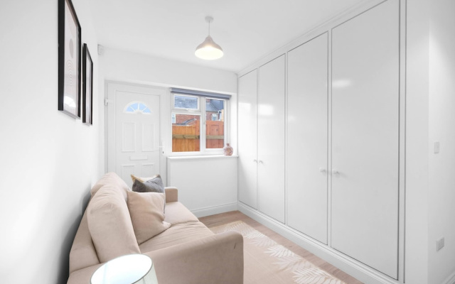 Stylish 4 Bedroom, 2.5-Bath Home in Borehamwood