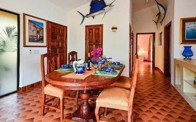 Walk to Cabo Marina & Downtown, Villa Mira Flores