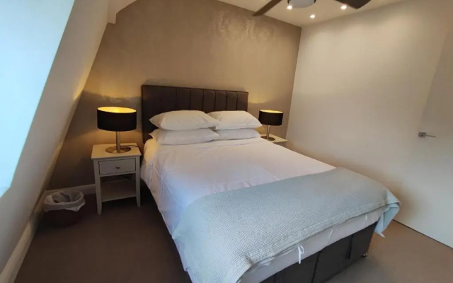 Modern 2 Bedroom Flat with private outdoor terrace