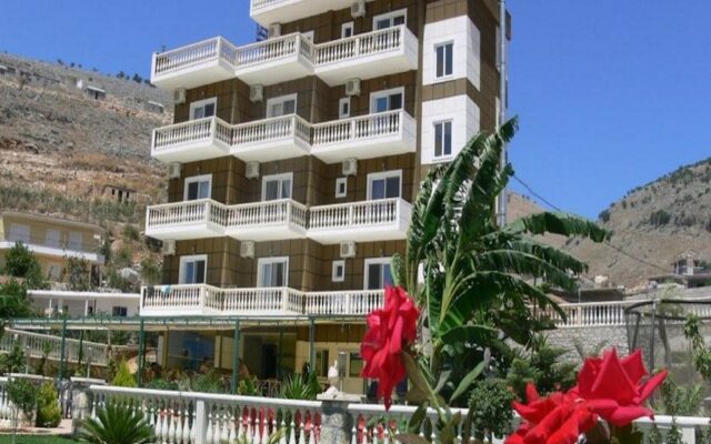 Отель Mucobega Hotel Албания, Саранда - отзывы, цены и фото номеров - забронировать отель Mucobega Hotel онлайн вид на фасад