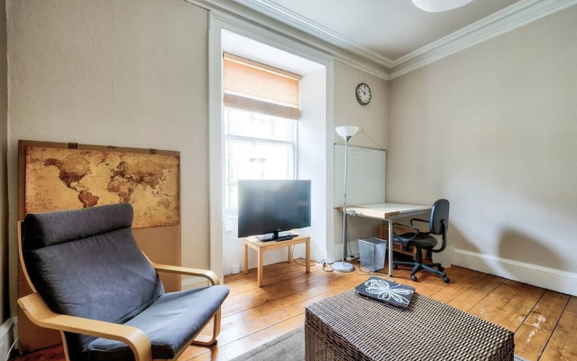 Cosy 2BR Flat Near King's Theatre