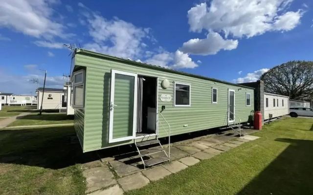 3 Bed Caravan Sleeps 8 - Parking, Bbq, Pool