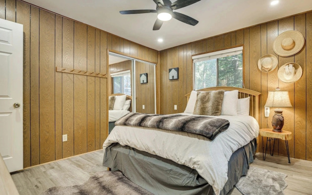 Overlooking Lake Gregory! Crestline Family Cabin