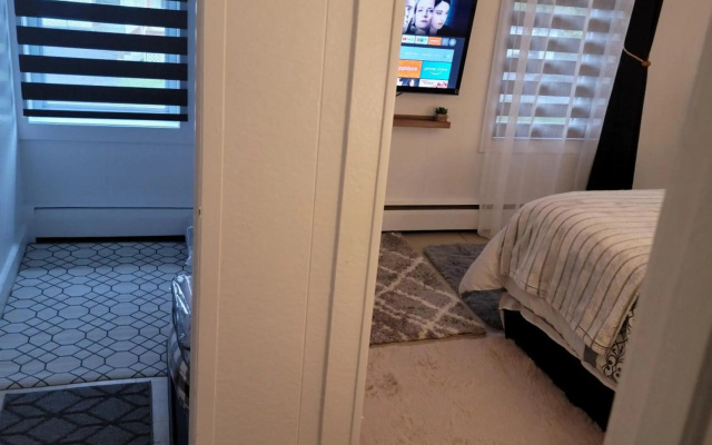 charming & comfy apartment, close to highway, wifi, netflix, amazon prime