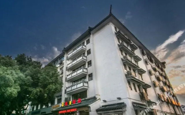 Sucheng Lanting Hotel (Suzhou Guanqian Street Pingjiang Street)