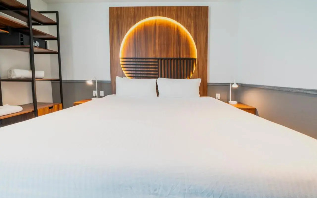 2 Suites, Terrace + Pool - Steps To Indigo Beach!
