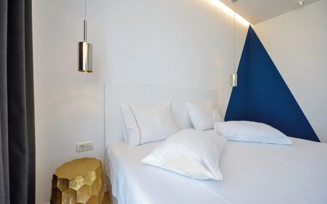 Blue Moon - One Bedroom - Romana Square
