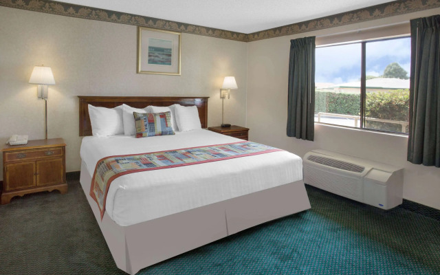 Travelodge by Wyndham Costa Mesa Newport Beach Hacienda