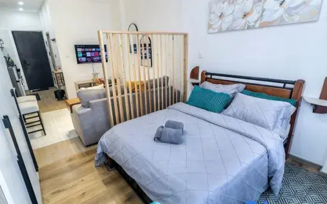 Executive studio suite,heated pool,king bed.