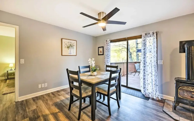 Holiday Island Home: Mountain View + Hot Tub!