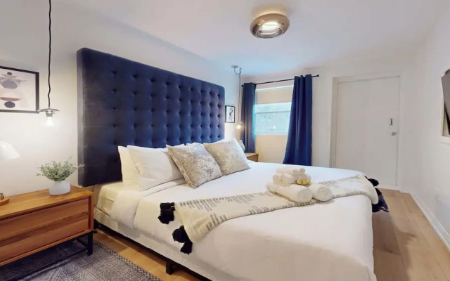 Casa Hotels Elegant 2BR Suite in Leslieville