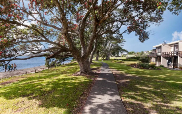 Sunny Sea Views - Snells Beach Holiday Home