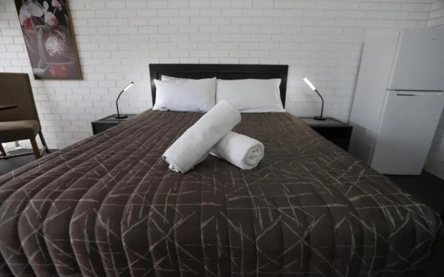 The Town House Motor Inn