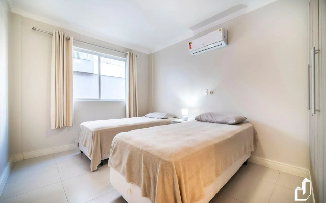 Kremer Residence: Apto 202 amplo próximo ao mar