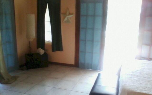 Отель Dolphin Bay Yoga Guest House вид на фасад