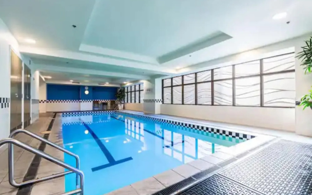 Spacious Retreat On Queen Street With Gym And Pool