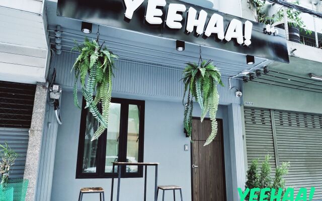 Отель YEEHAA Бангкок вид на фасад