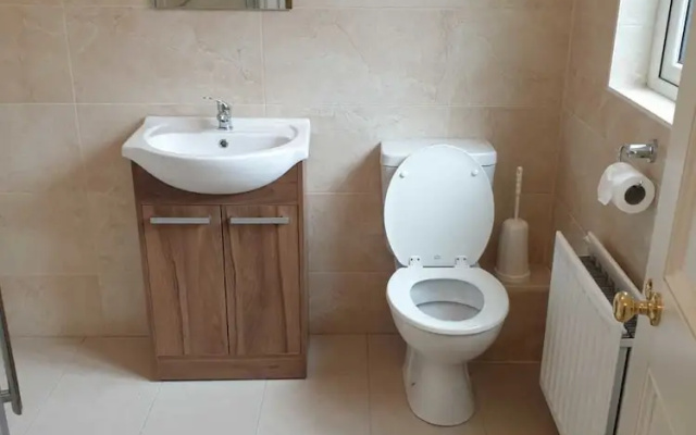 Newly refurbished 3 Bed House Near City