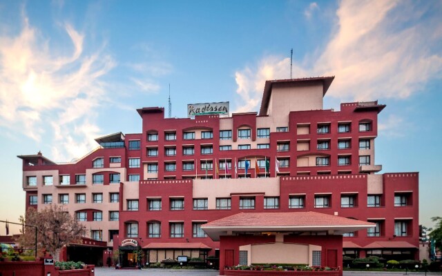 Отель Radisson Hotel Kathmandu Непал, Катманду - отзывы, цены и фото номеров - забронировать отель Radisson Hotel Kathmandu онлайн вид на фасад