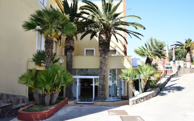 Отель Palm Beach Hotel Италия, Чинизи - 1 отзыв об отеле, цены и фото номеров - забронировать отель Palm Beach Hotel онлайн вид на фасад