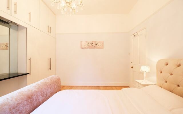 Отель Lovely 1BR Edwardian House For 4 in North London комната для гостей