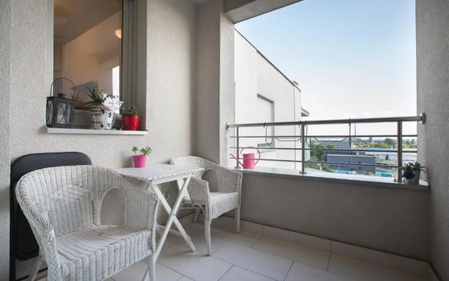 Cozy & Modern Studio with Balcony
