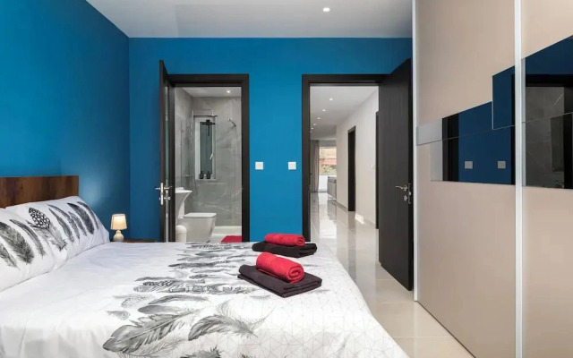 Modern Stylish 3 BR APT with Balcony