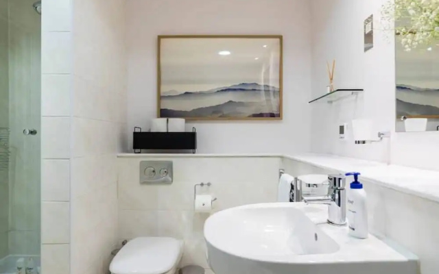 Amazing Designer 2 bed in Barons Court/west Ken