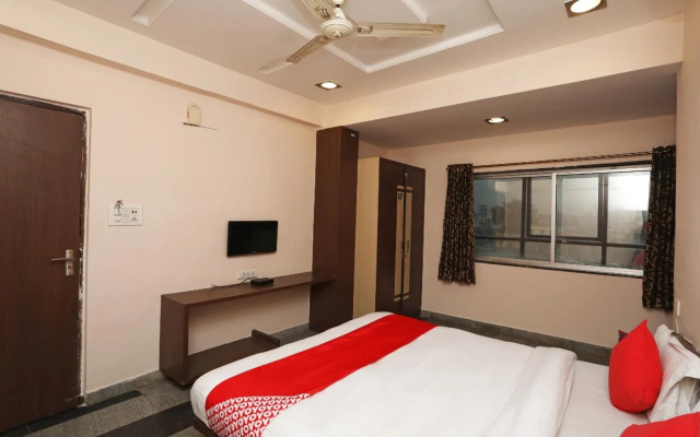 Hotel Emerald by OYO Rooms