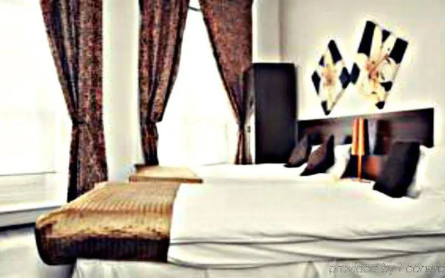 The Knaresborough by Aura Collection