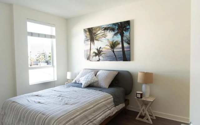 Santa Monica 2 Bed/ 2 Bath