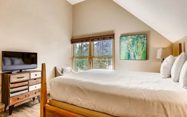 Premier 3br  - Walk Distance To Slopes. Kids Ski Free! 3 Bedroom Condo by RedAwning