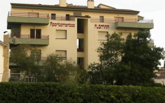 Отель Apartamentos Flomar Испания, Л’Эстартит - отзывы, цены и фото номеров - забронировать отель Apartamentos Flomar онлайн вид на фасад