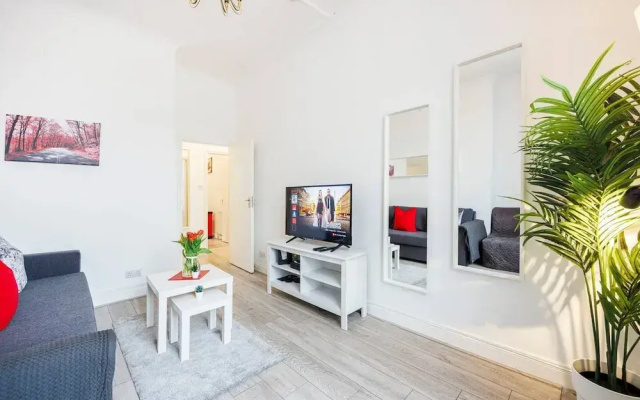 Kensington Charming and Bright Flat