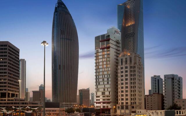 Отель Ramada Encore Kuwait Downtown вид на фасад