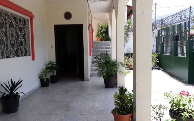 Отель Hostal Altamira Сан-Педро-Сула вид на фасад