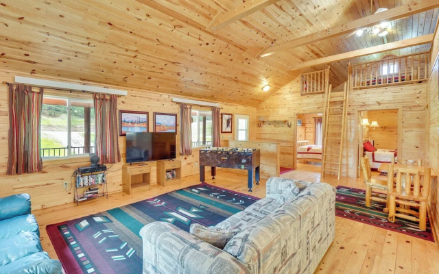Wraparound Deck & Grill: Deadwood Cabin