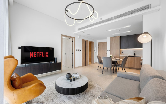 Modern Apartment with Rooftop Amenities