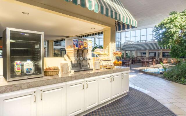 Отель Days Inn Columbus Airport вид на фасад